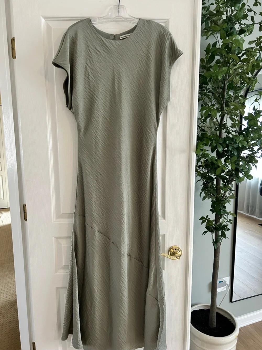 Abercrombie & Fitch Sage Green Textured Cap Sleeve Maxi Dress - Picture 1 of 3